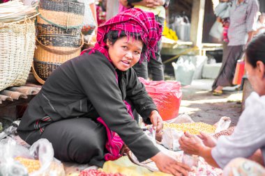 Mandalay - 5 Aralık mağaza içinde mandalay pazarda 5 Aralık 2013. Ticaret burma insanlar için gelir ana kaynağıdır
