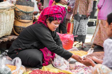 Mandalay - 5 Aralık mağaza içinde mandalay pazarda 5 Aralık 2013. Ticaret burma insanlar için gelir ana kaynağıdır