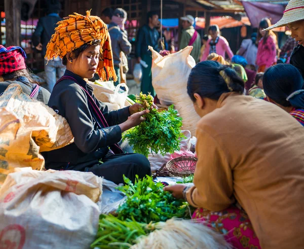 Mandalay - 5 december dealers in de markt, 5 december 2013 in mandalay. handel voor de bevolking van Birma is de belangrijkste bron van inkomsten — Stockfoto