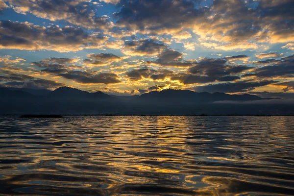 Alba sul lago Inle — Foto Stock