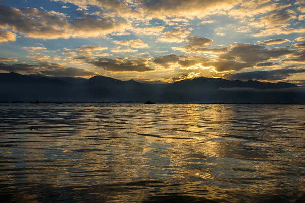 Morgendämmerung auf dem See inle — Stockfoto