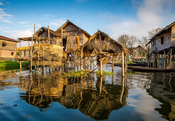 Alte Häuser am See inle — Stockfoto