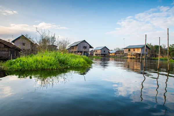 Alte Häuser am See inle — Stockfoto