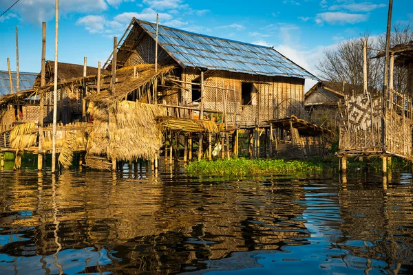 Gamla hus vid sjön inle — Stockfoto