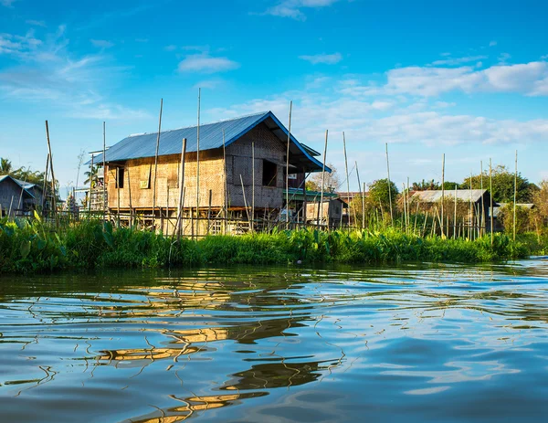Gamla hus vid sjön inle — Stockfoto