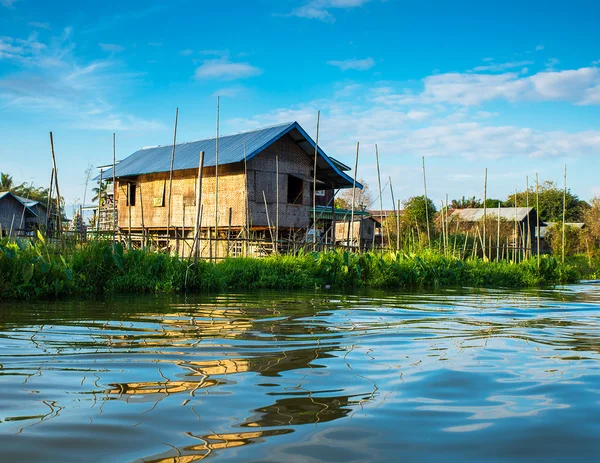 Casas antigas no Lago Inle — Fotografia de Stock