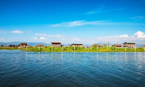 Casas antigas no Lago Inle — Fotografia de Stock