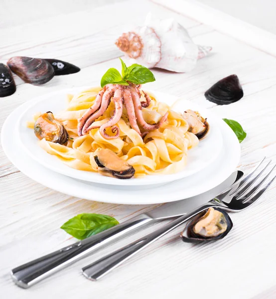 Pasta with mussels and octopus — Stock Photo, Image