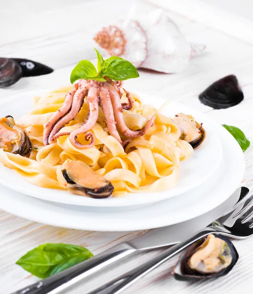 Pasta with mussels and octopus — Stock Photo, Image