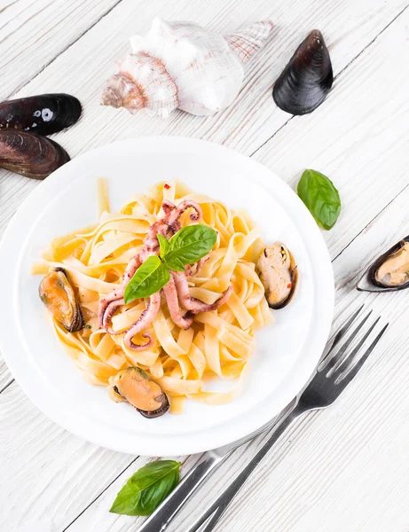 Pasta with mussels and octopus — Stock Photo, Image