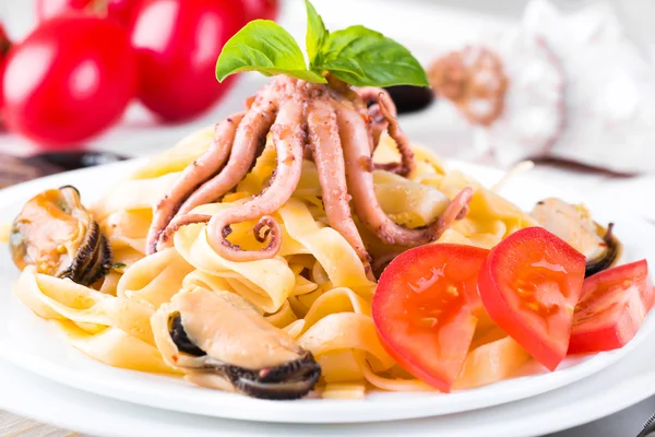 Pasta with mussels and octopus — Stock Photo, Image