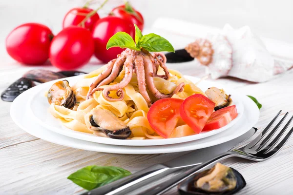 Pasta with mussels and octopus — Stock Photo, Image