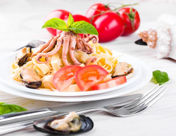 Pasta met mosselen en octopus — Stockfoto