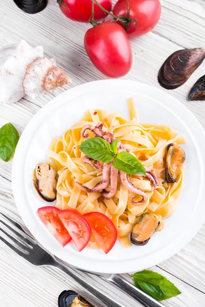 Pasta with mussels and octopus — Stock Photo, Image