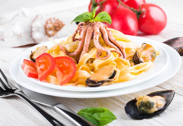 Pasta with mussels and octopus — Stock Photo, Image