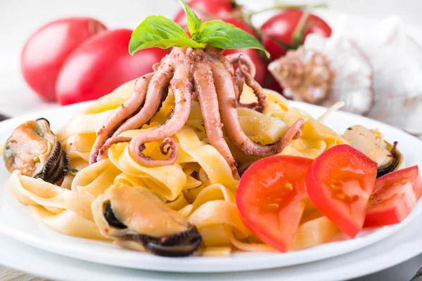 Pasta with mussels and octopus — Stock Photo, Image