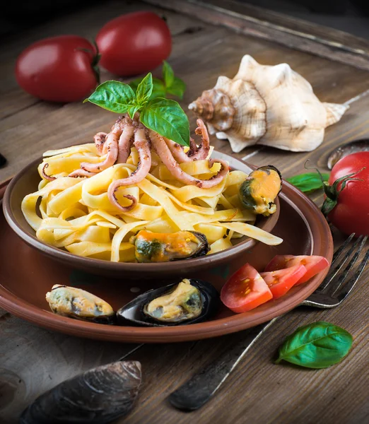 Pasta met mosselen en octopus — Stockfoto