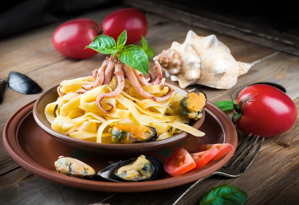 Pasta met mosselen en octopus — Stockfoto