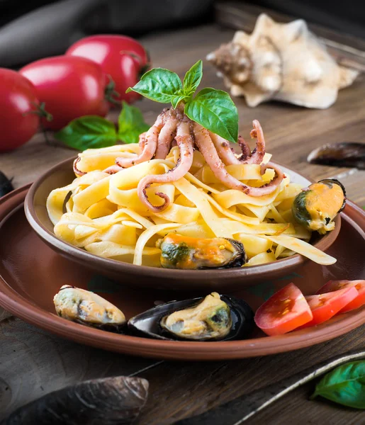 Pasta with mussels and octopus — Stock Photo, Image