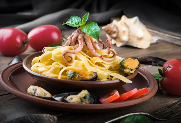 Pasta met mosselen en octopus — Stockfoto