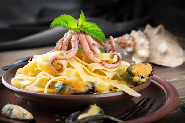 Pasta with mussels and octopus — Stock Photo, Image