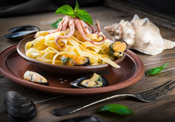 Pasta with mussels and octopus — Stock Photo, Image
