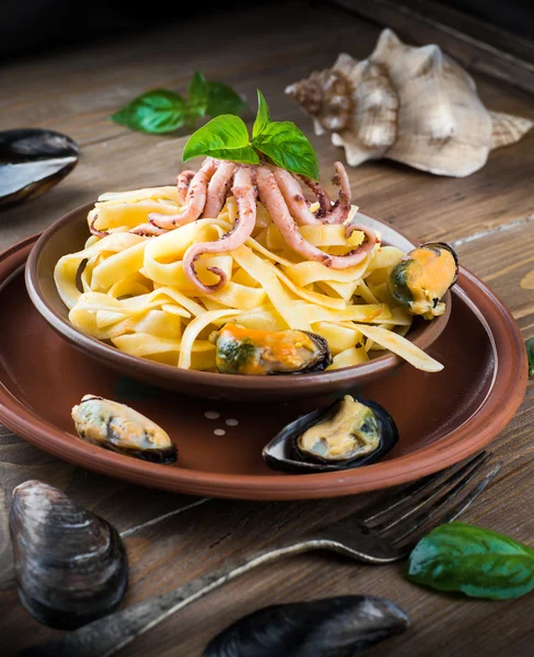 Pasta met mosselen en octopus — Stockfoto