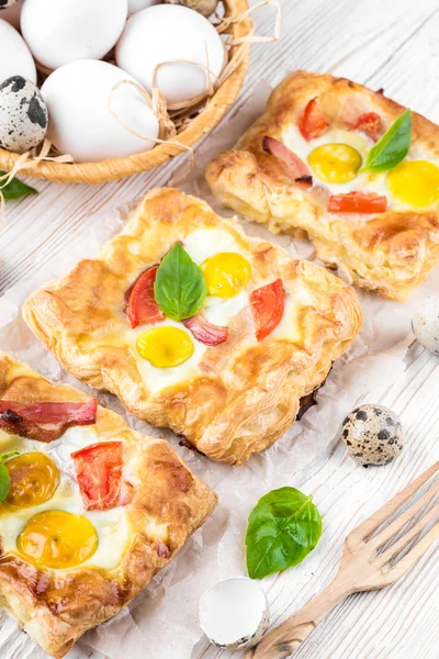 Пиріг з перепелиних яєць — стокове фото