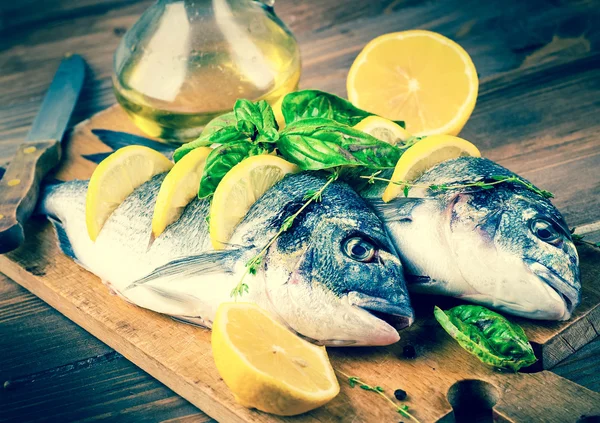 Peces con limón — Foto de Stock