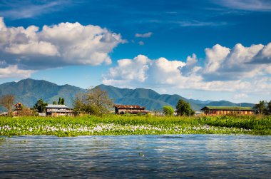 Inle gölü etrafında bizimkiler yaşar evler