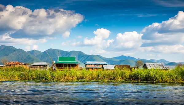 Houses on lake — Stock Photo, Image