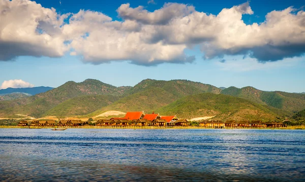 Dorf am See inle — Stockfoto