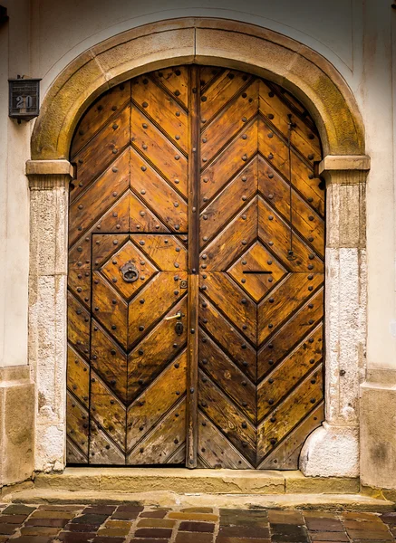 Stare drzwi budynku — Zdjęcie stockowe