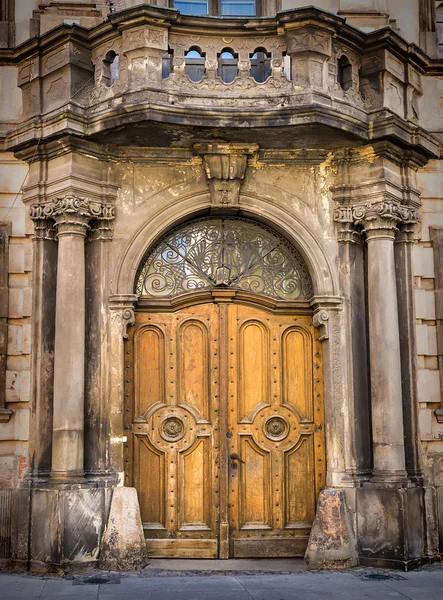 Oude Europese-stijl deuren — Stockfoto