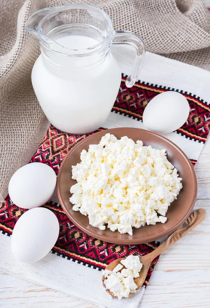Melk, gestremde melk en eieren — Stockfoto