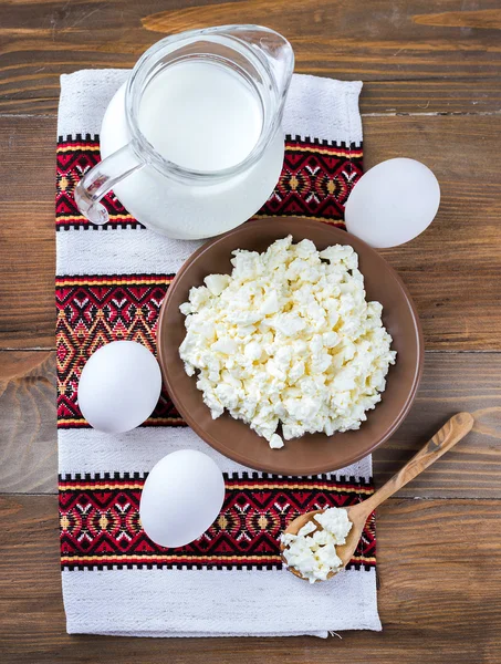 Melk, gestremde melk en eieren — Stockfoto