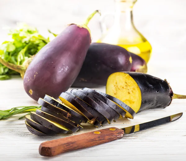 Баклажан и оливковое масло — стоковое фото