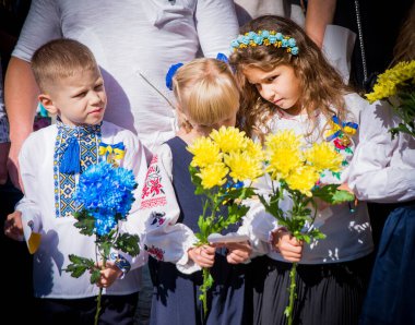 KYIV - EPTEMBER 02: 2 Eylül 2022 tarihinde Ukrayna 'da ilk okul gününün tatili. Kyiv Ukrayna