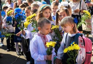 KYIV - EPTEMBER 02: 2 Eylül 2022 tarihinde Ukrayna 'da ilk okul gününün tatili. Kyiv Ukrayna