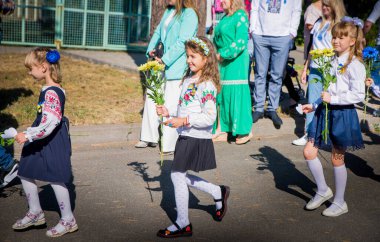 KYIV - EPTEMBER 02: 2 Eylül 2022 tarihinde Ukrayna 'da ilk okul gününün tatili. Kyiv Ukrayna