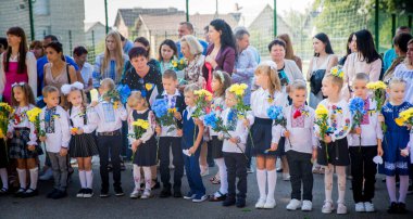 KYIV - EPTEMBER 02: 2 Eylül 2022 tarihinde Ukrayna 'da ilk okul gününün tatili. Kyiv Ukrayna