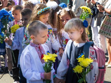 KYIV - EPTEMBER 02: 2 Eylül 2022 tarihinde Ukrayna 'da ilk okul gününün tatili. Kyiv Ukrayna