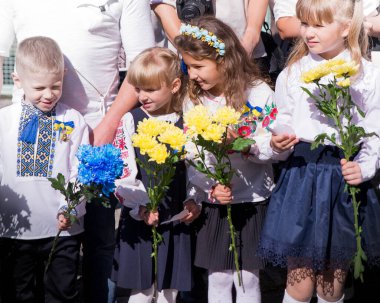 KYIV - EPTEMBER 02: 2 Eylül 2022 tarihinde Ukrayna 'da ilk okul gününün tatili. Kyiv Ukrayna