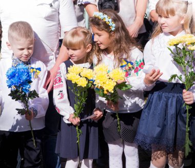 KYIV - EPTEMBER 02: 2 Eylül 2022 tarihinde Ukrayna 'da ilk okul gününün tatili. Kyiv Ukrayna
