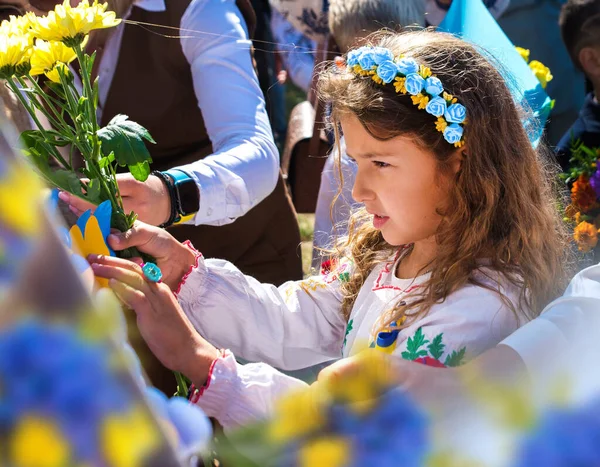 Écolière Ukrainienne Dans Une Couronne Chemise Brodée Avec Des Fleurs — Photo