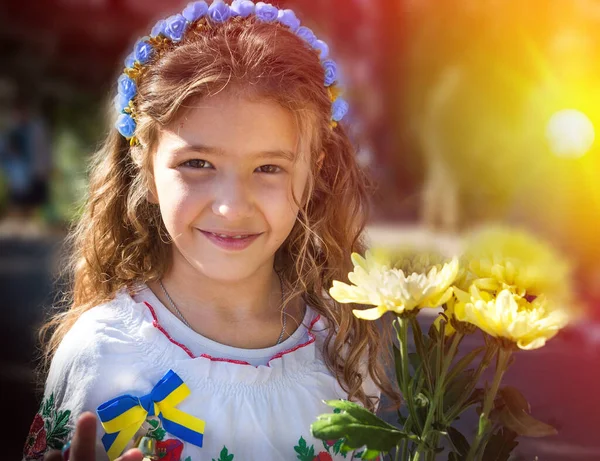 Escolar Ucraniana Una Corona Camisa Bordada Con Flores Patrióticas Contra —  Fotos de Stock