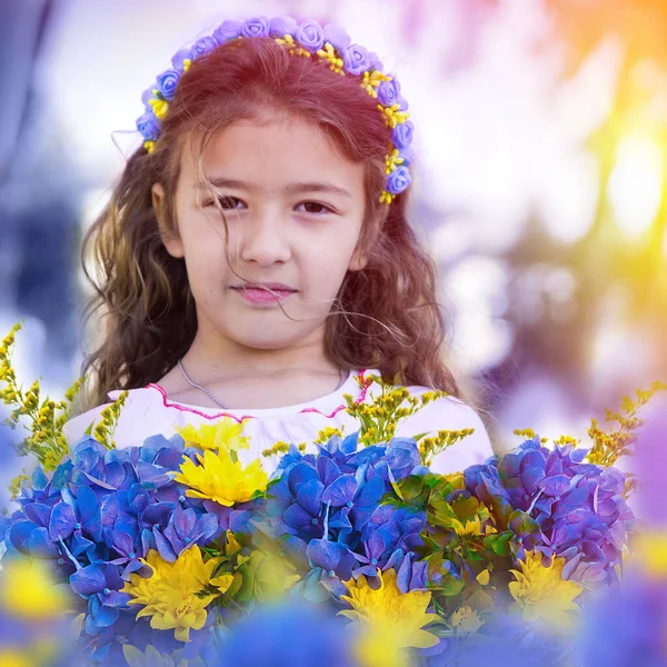 Escolar Ucraniana Una Corona Camisa Bordada Con Flores Patrióticas Contra —  Fotos de Stock