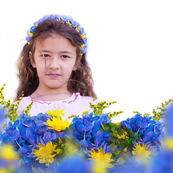 Escolar Ucraniana Una Corona Camisa Bordada Con Flores Patrióticas Contra —  Fotos de Stock