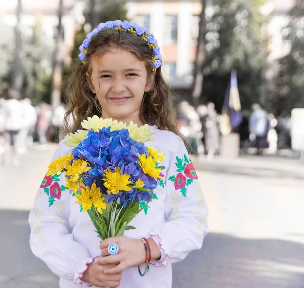 Écolière Ukrainienne Dans Une Couronne Chemise Brodée Avec Des Fleurs — Photo