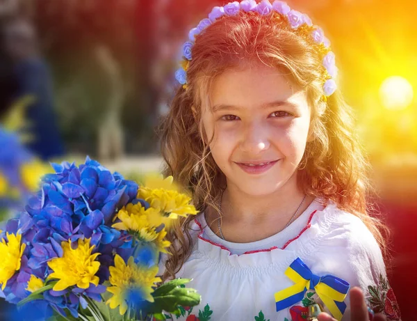 Escolar Ucraniana Una Corona Camisa Bordada Con Flores Patrióticas Contra —  Fotos de Stock